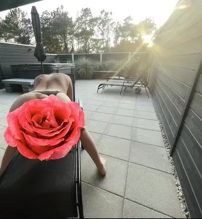 OnlyFans account  sophie-claire header 1