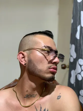 OnlyFans cuenta crismora2002 header 2