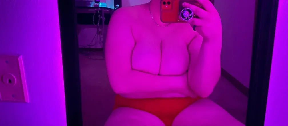 OnlyFans cuenta vikkyhales header 2