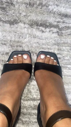 OnlyFans cuenta prettyywhiteetoes header 1