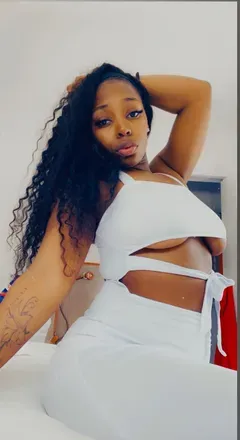 OnlyFans account  prettytoothless header 2