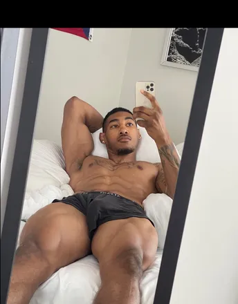 OnlyFans cuenta leotheli0nn header 2