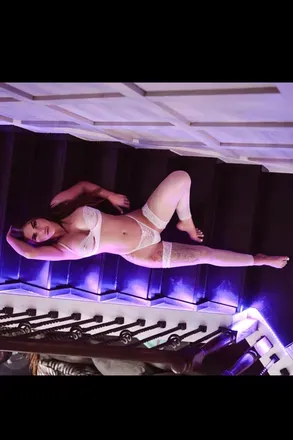 OnlyFans cuenta kylienextdoor1 header 2