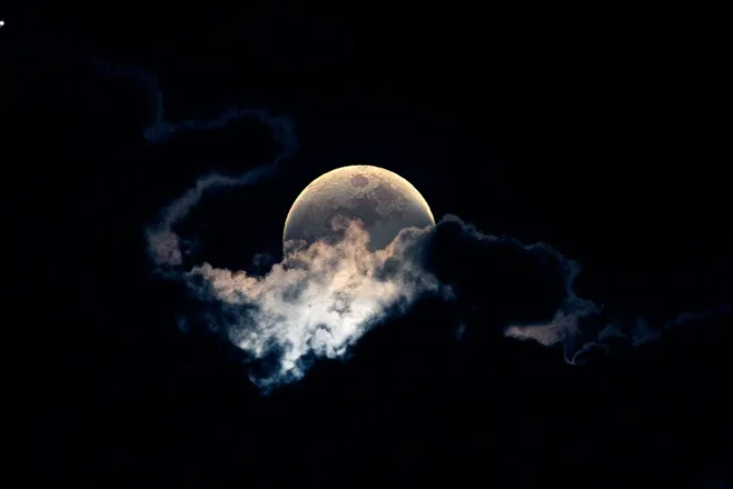 OnlyFans account  loveme2themoon header 2