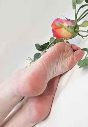 OnlyFans cuenta moorefeetbeaut90 header 2