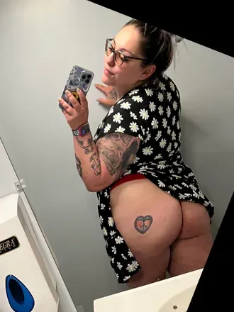OnlyFans cuenta titsandtattsxoxo avatar 1