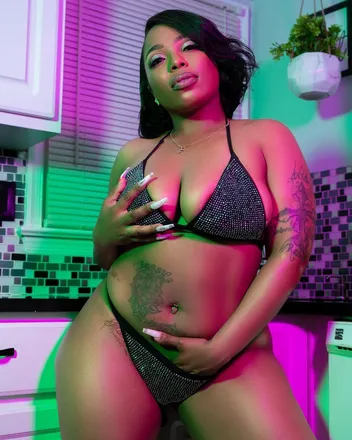 OnlyFans cuenta queent216 header 2