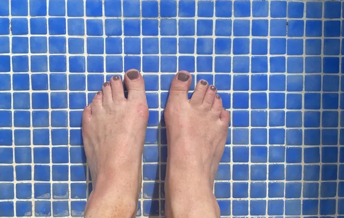 OnlyFans cuenta barefootwife header 2