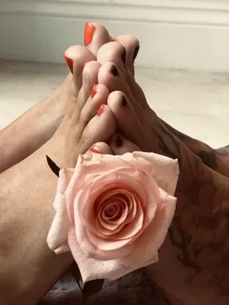 OnlyFans cuenta tiptoesisters avatar 1