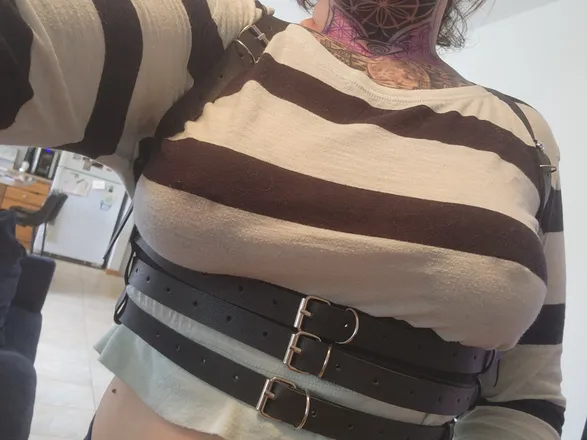 OnlyFans account  roxiriot header 2