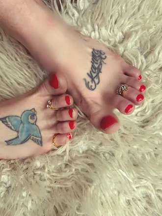 OnlyFans cuenta littletatooedfeet header 2