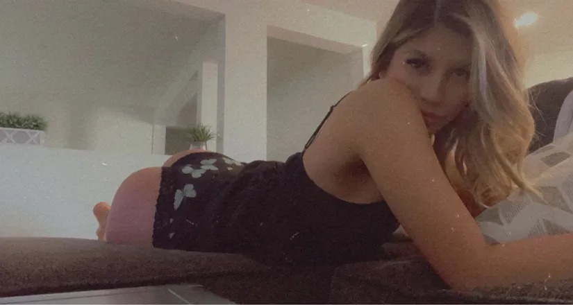 OnlyFans cuenta petitegrlnxtdr header 2