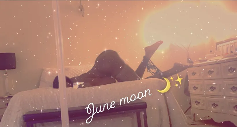 OnlyFans cuenta june.moon header 2