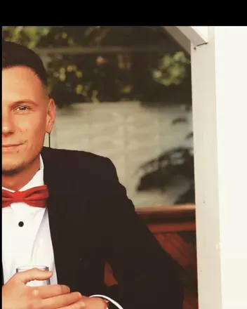 OnlyFans account  fewmomentslater header 2