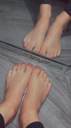 OnlyFans cuenta flirtyfeetgal1 header 2