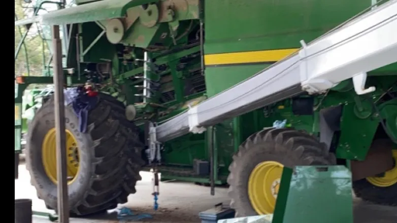 OnlyFans cuenta sexytractormechanic header 2
