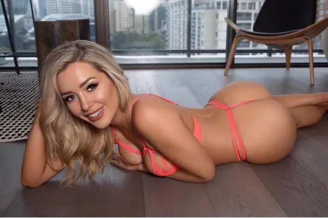 OnlyFans cuenta bella_hart header 2