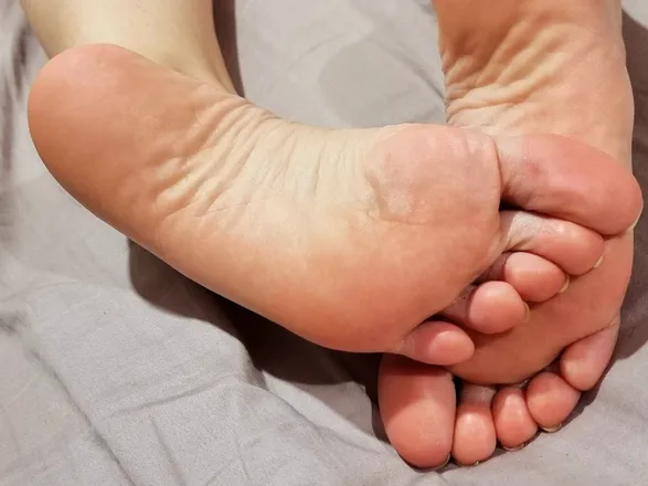 OnlyFans account  reneesoftlyslenderfeet header 2
