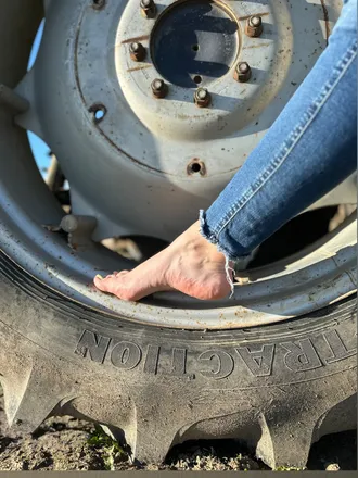 OnlyFans account  bellasfeetgun header 2