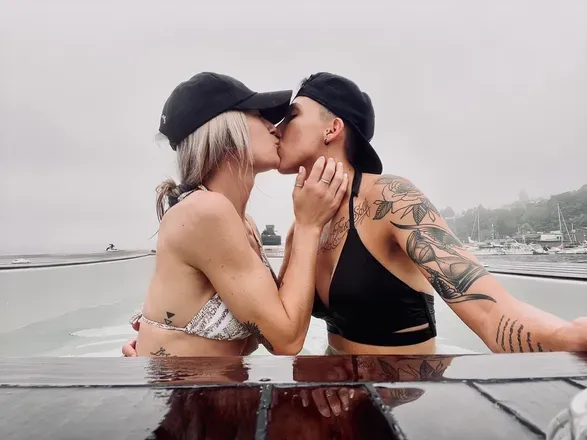 OnlyFans cuenta lesbianhousewives header 2