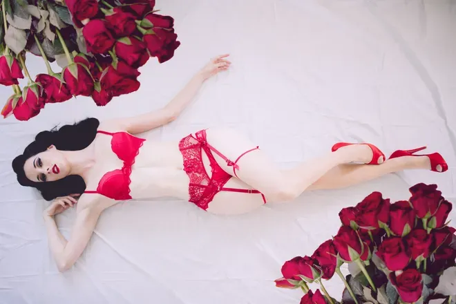OnlyFans cuenta brunette_badgirl header 2