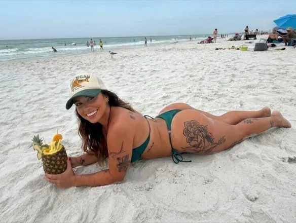 OnlyFans cuenta yourlittlebeachprincess header 2