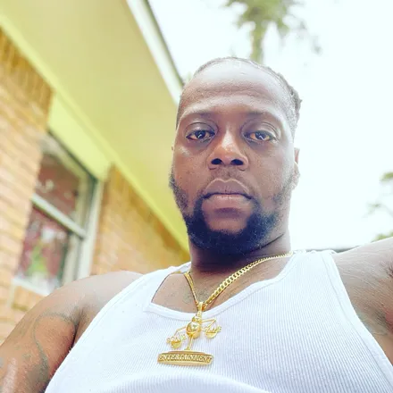 OnlyFans account  realscales header 2
