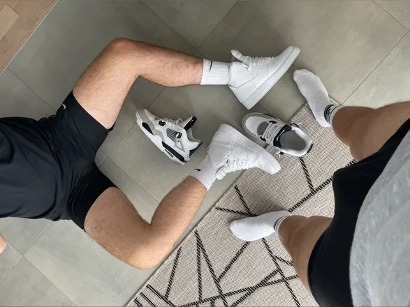 OnlyFans cuenta sniff_our_socks header 2