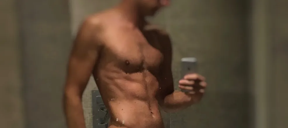OnlyFans cuenta nakedontheinternet header 2