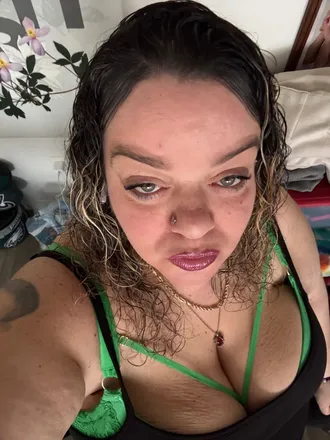 OnlyFans cuenta greeneyebaddiee header 2