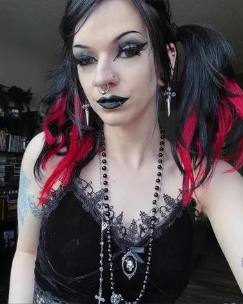 OnlyFans cuenta gothlizardfree previous_avatars_1 3