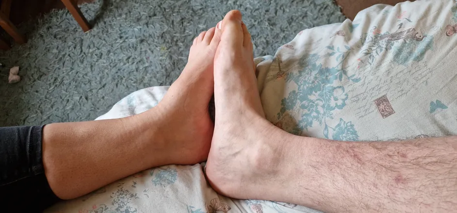 OnlyFans cuenta hishersfeet header 2
