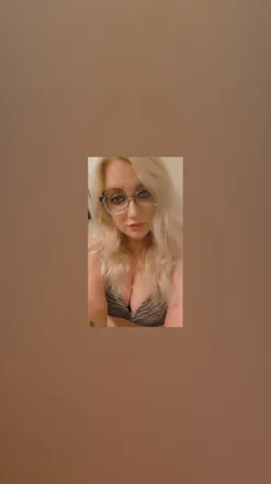 OnlyFans cuenta blondiewithglasses header 2
