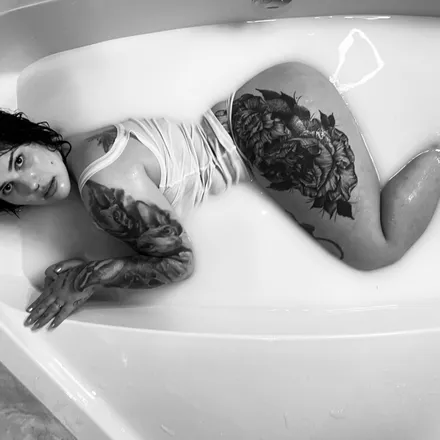 OnlyFans cuenta therealcurvydoll header 2