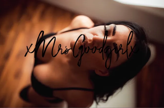 OnlyFans account  xxmrsgoodgirlxx header 2