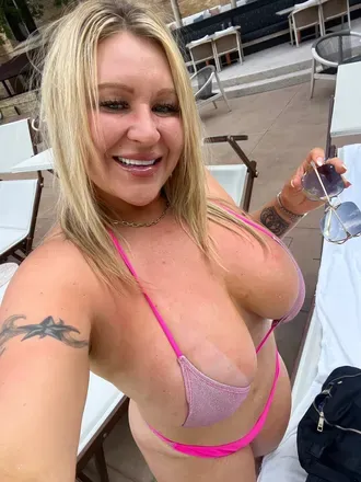 OnlyFans cuenta nikki_millions header 2