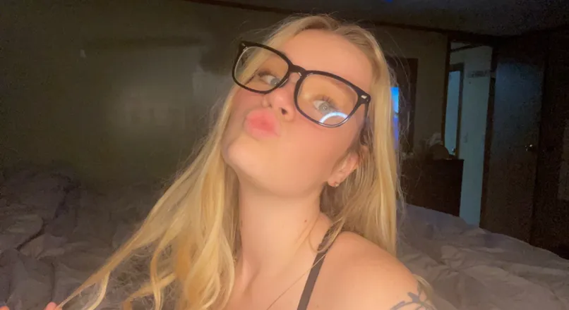 OnlyFans cuenta sneekpeeklee header 2