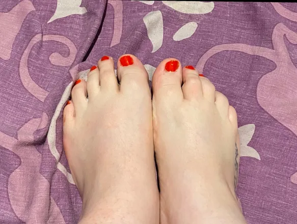 OnlyFans account  feetandfriendsxoxo header 2