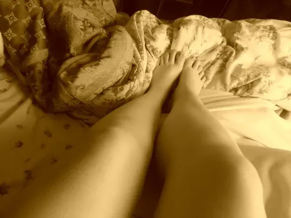 OnlyFans cuenta petitevelvetfeet header 2