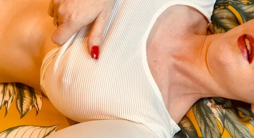 OnlyFans cuenta hello_little_red header 2