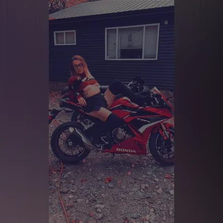 OnlyFans cuenta cosm1c-k1tty header 2