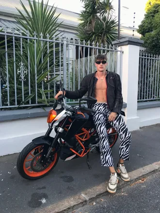 OnlyFans cuenta loui_boyy header 2