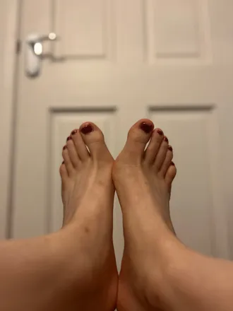 OnlyFans account  toes_girl header 2