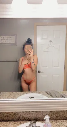 OnlyFans account  mamicourt avatar 1