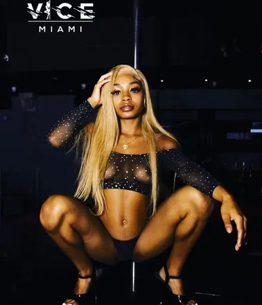 OnlyFans cuenta therealciararedd header 2