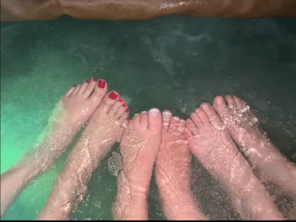 OnlyFans cuenta threegirls30toes header 2
