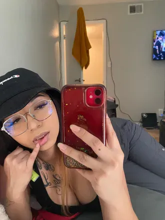 OnlyFans account  evzaveri avatar 1