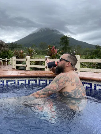 OnlyFans cuenta redwhiteandbeer header 2