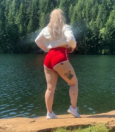 OnlyFans cuenta meloniepeach header 2