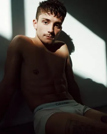 OnlyFans account  pixelo header 2